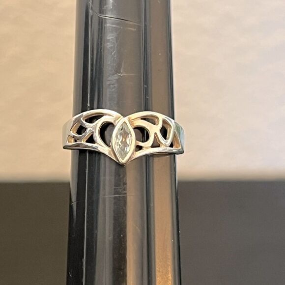 Very Pretty Sterling Silver Adjustable Ring with Center Stone ~ 9 - Picture 1 of 5